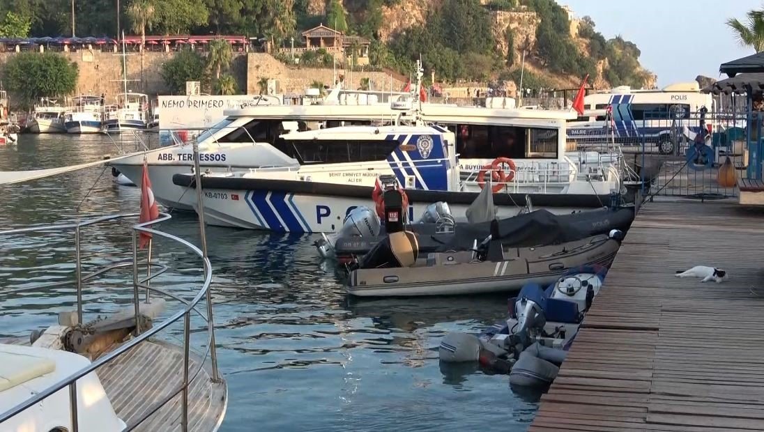 30 metrelik falezlerin alt kısmında hareketsiz yatan şahsı deniz polisi kurtardı