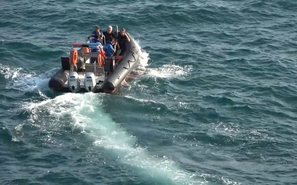 30 metrelik falezlerin alt kısmında hareketsiz yatan şahsı deniz polisi kurtardı