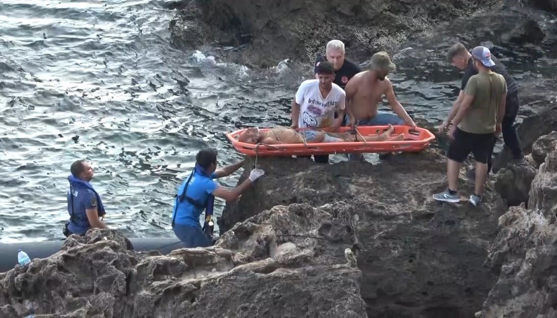 30 metrelik falezlerin alt kısmında hareketsiz yatan şahsı deniz polisi kurtardı