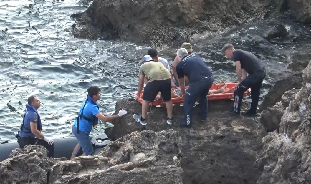 30 metrelik falezlerin alt kısmında hareketsiz yatan şahsı deniz polisi kurtardı