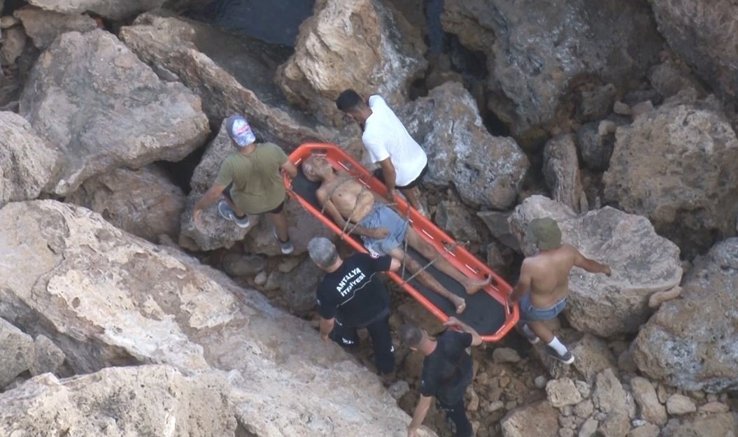 30 metrelik falezlerin alt kısmında hareketsiz yatan şahsı deniz polisi kurtardı