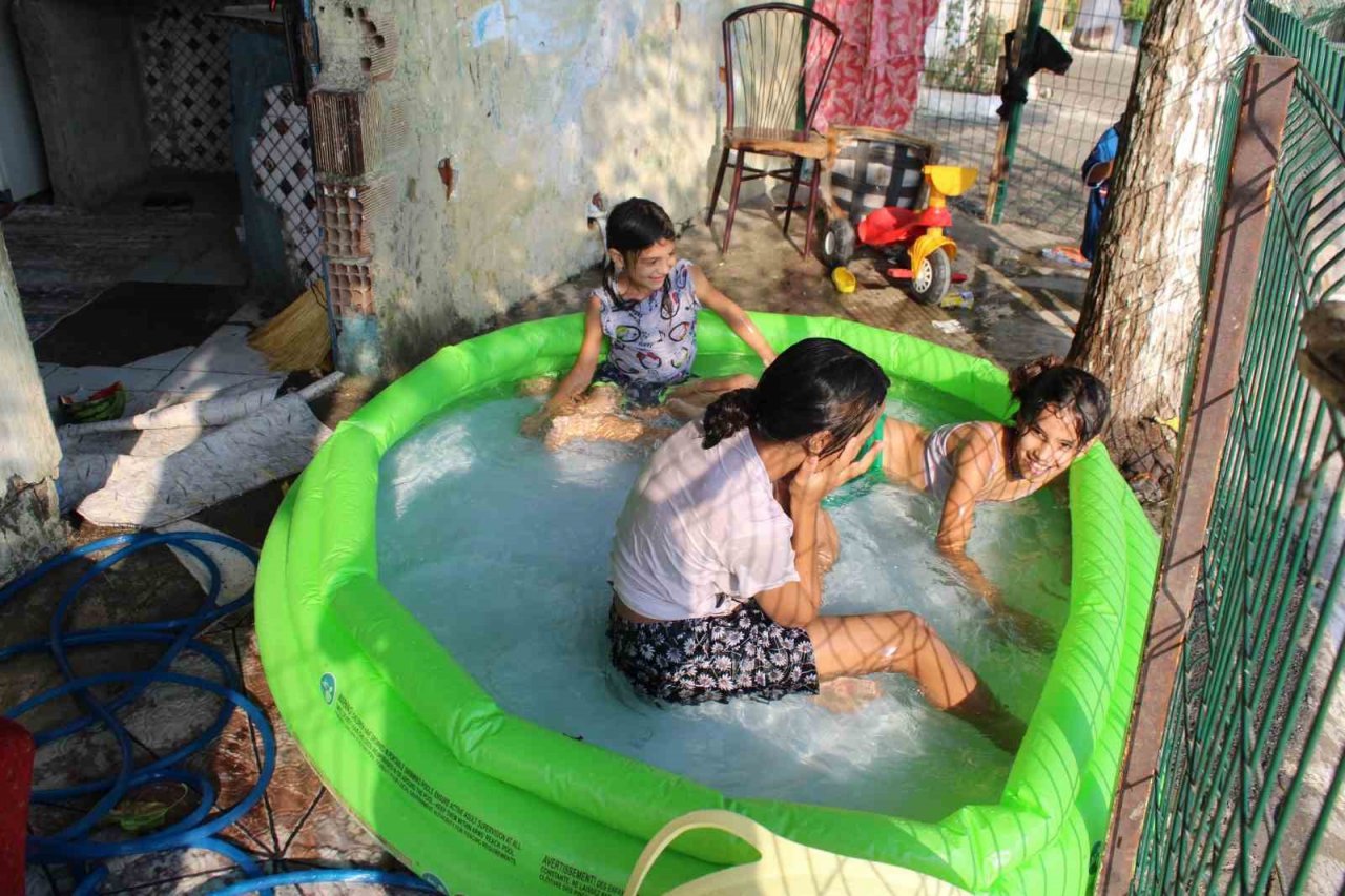 Denize gidemeyince,şişme havuzda serinlediler