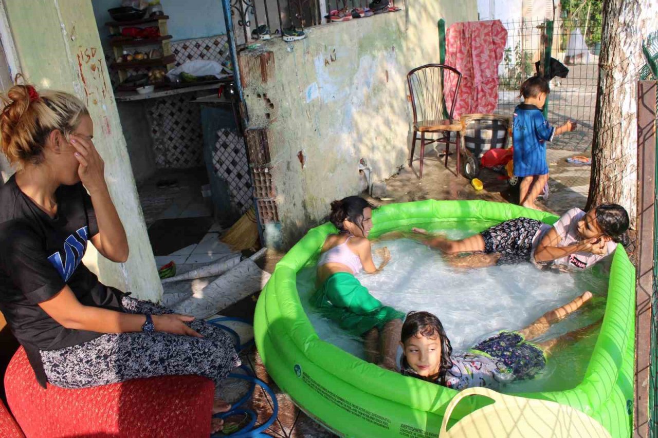 Denize gidemeyince,şişme havuzda serinlediler