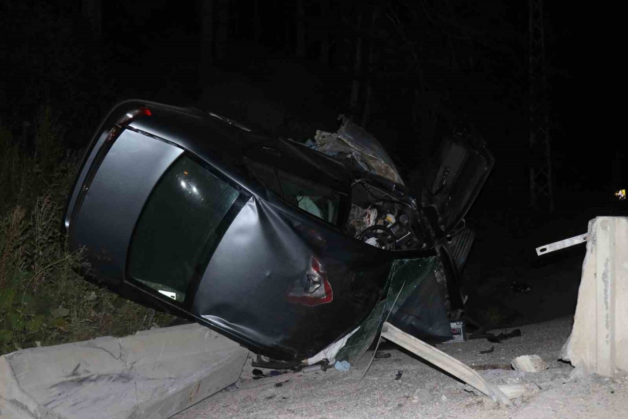 İkiye bölünen otomobil paramparça oldu: 1 ölü, 1 yaralı