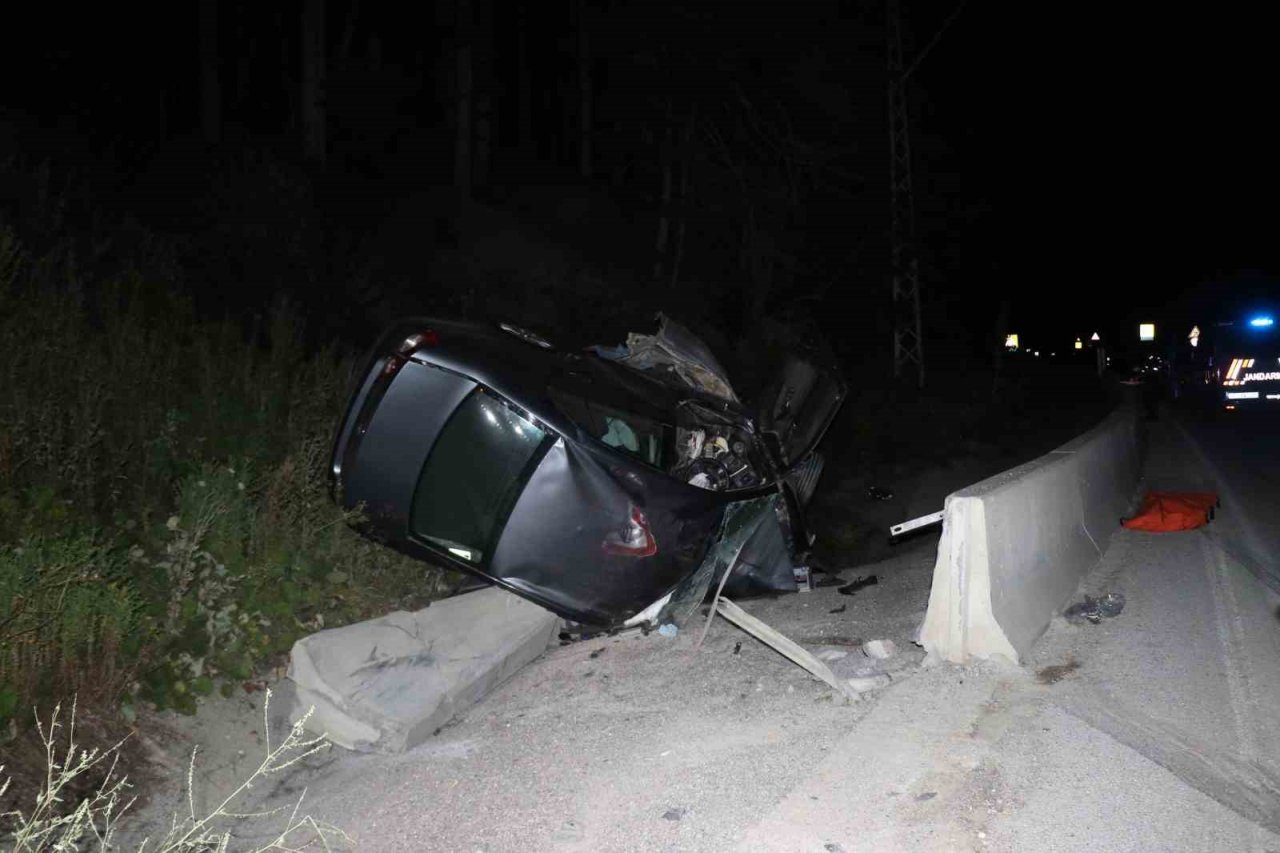 İkiye bölünen otomobil paramparça oldu: 1 ölü, 1 yaralı