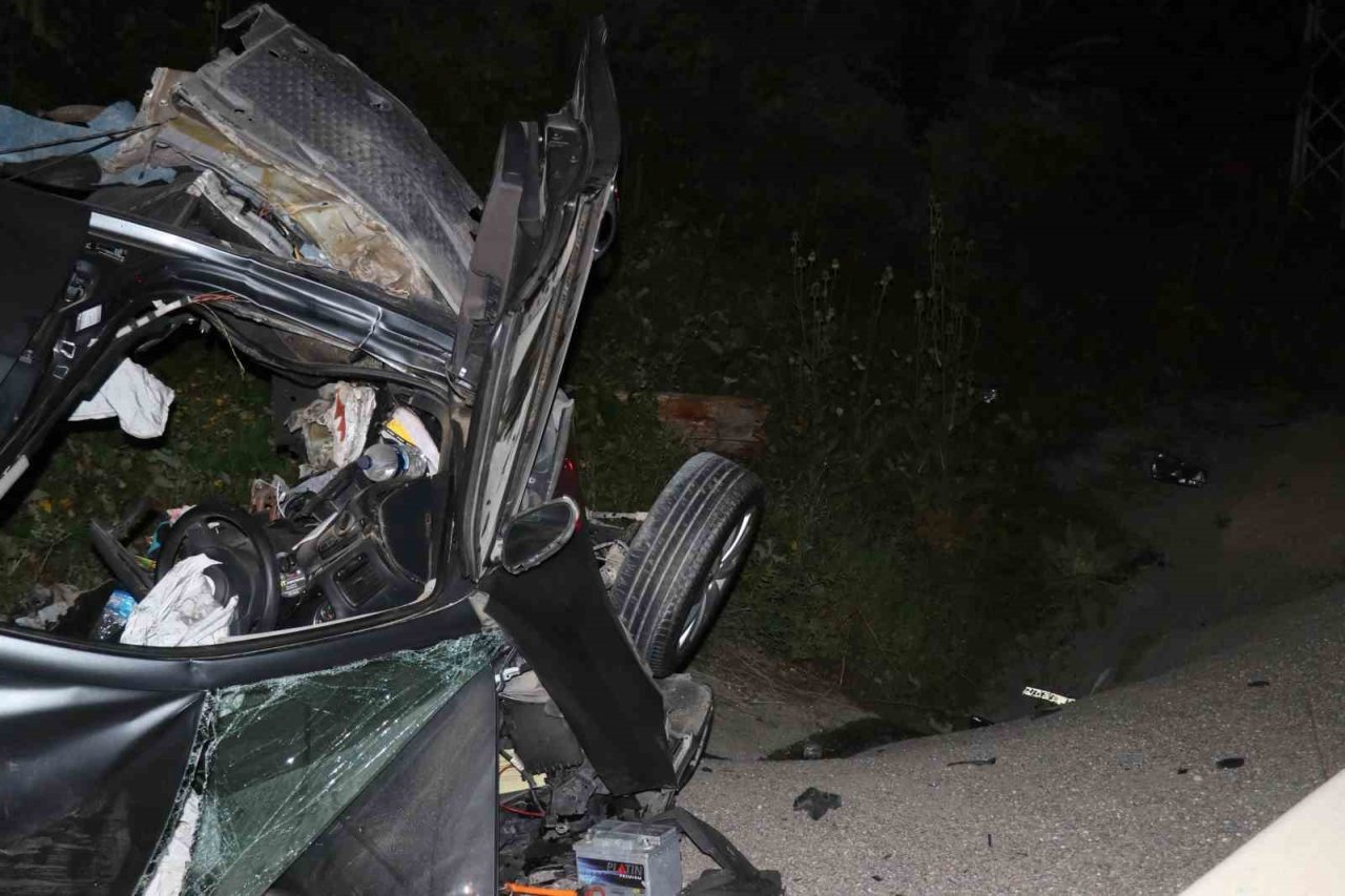 İkiye bölünen otomobil paramparça oldu: 1 ölü, 1 yaralı