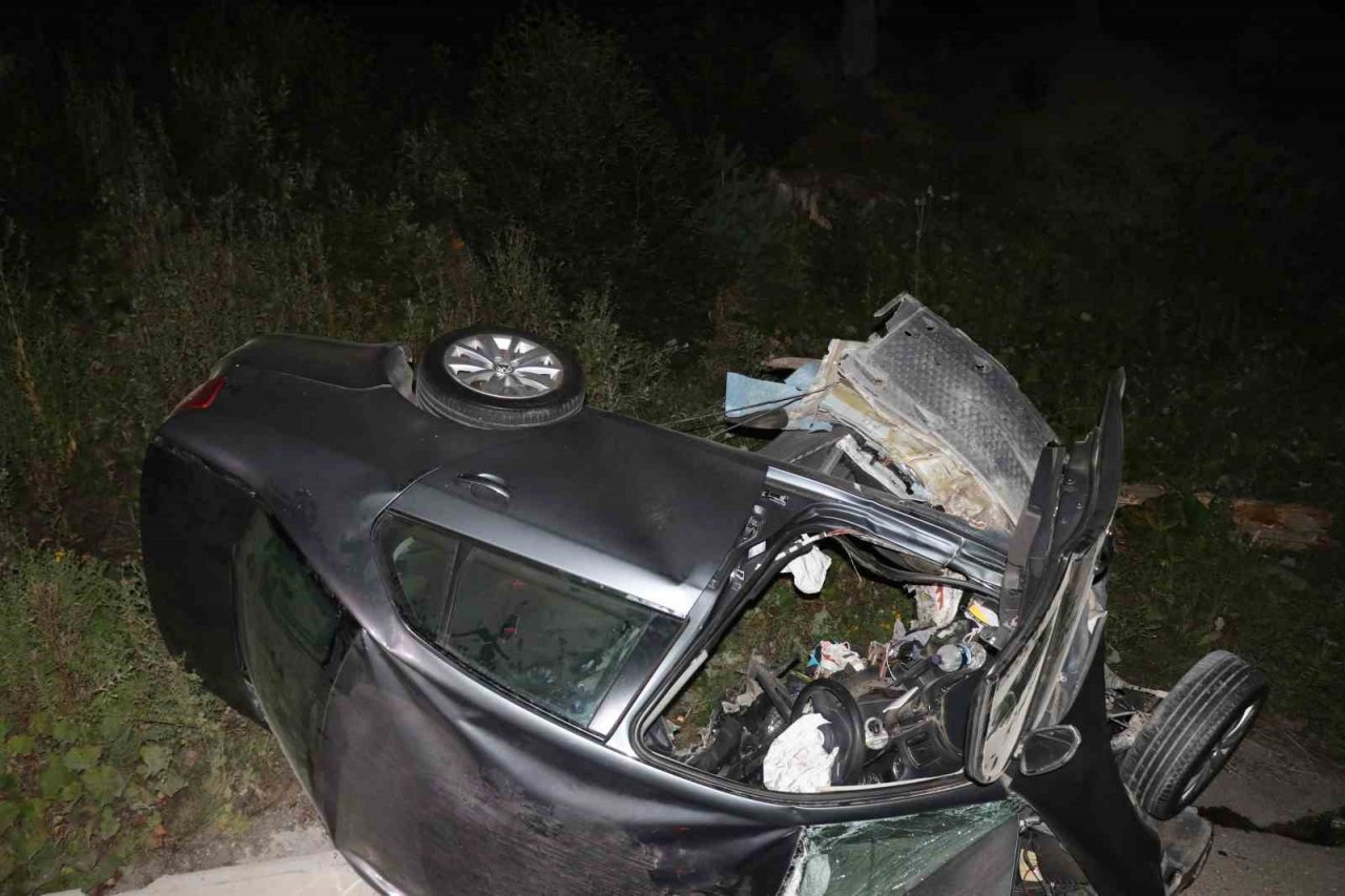 İkiye bölünen otomobil paramparça oldu: 1 ölü, 1 yaralı