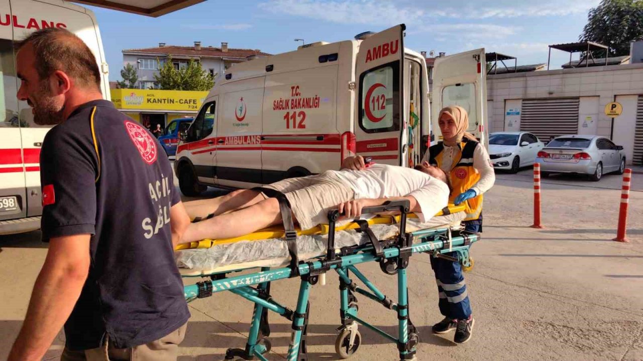 Otomobil ile hafif ticari araç kafa kafaya çarpıştı: 2’si çocuk 7 yaralı