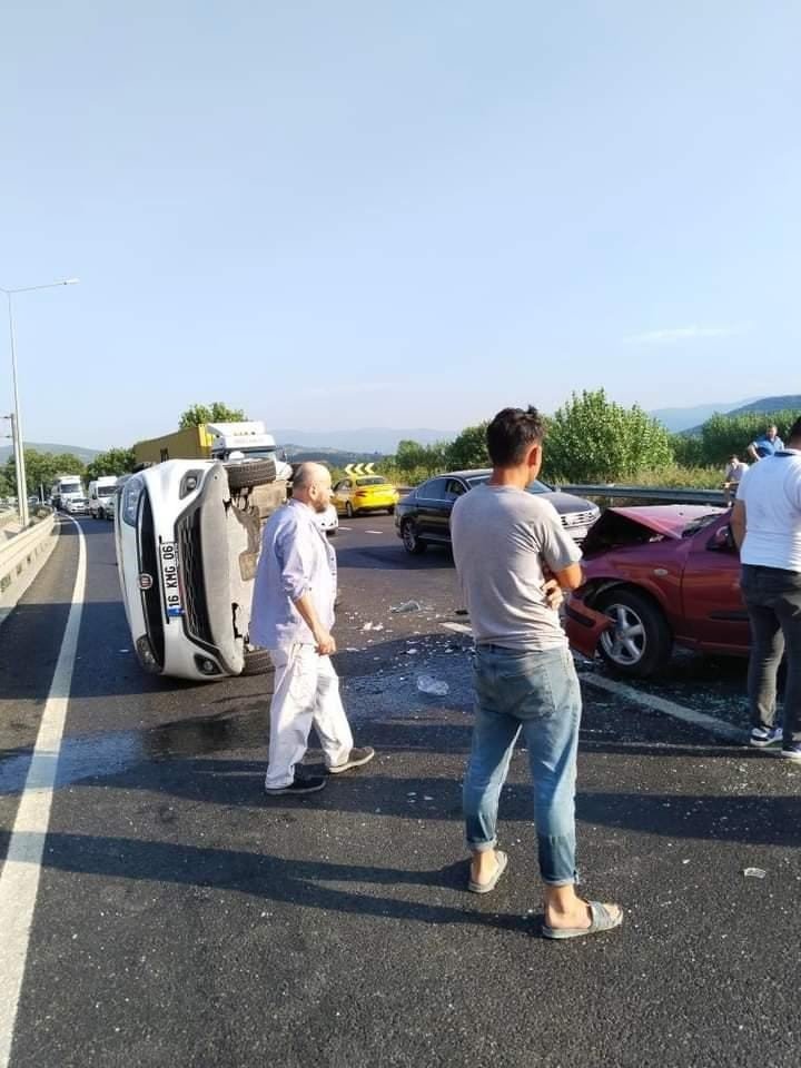 Otomobil ile hafif ticari araç kafa kafaya çarpıştı: 2’si çocuk 7 yaralı