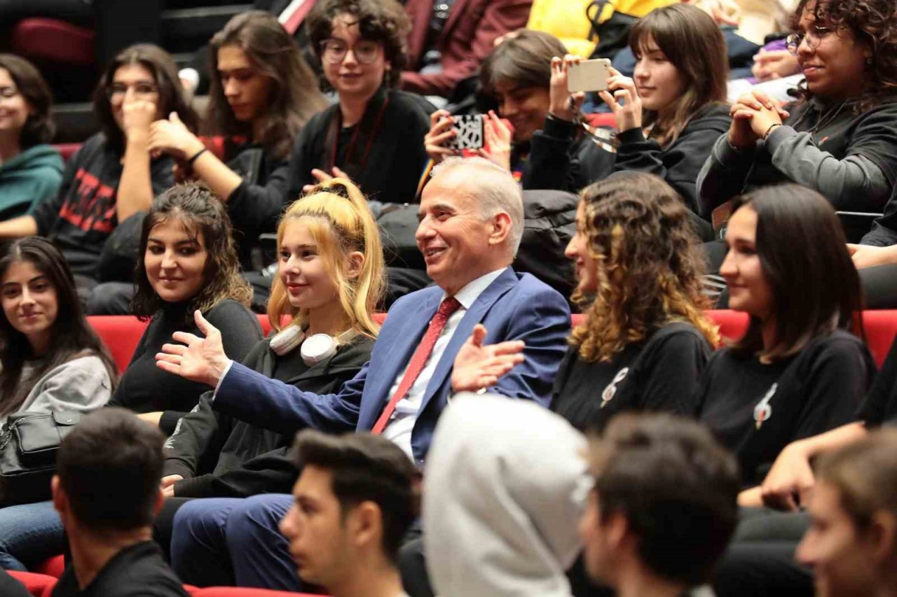 Denizli Büyükşehirden 25 milyon TL öğrenim yardımı