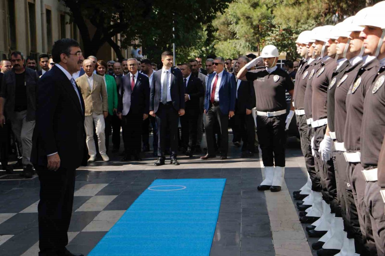 Cumhurbaşkanı Yardımcısı Cevdet Yılmaz, Diyarbakır anneleriyle bir araya geldi