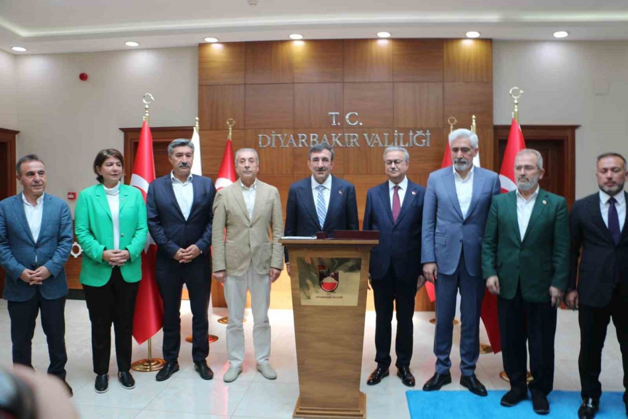 Cumhurbaşkanı Yardımcısı Cevdet Yılmaz, Diyarbakır anneleriyle bir araya geldi