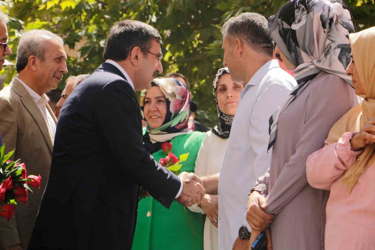 Cumhurbaşkanı Yardımcısı Cevdet Yılmaz, Diyarbakır anneleriyle bir araya geldi