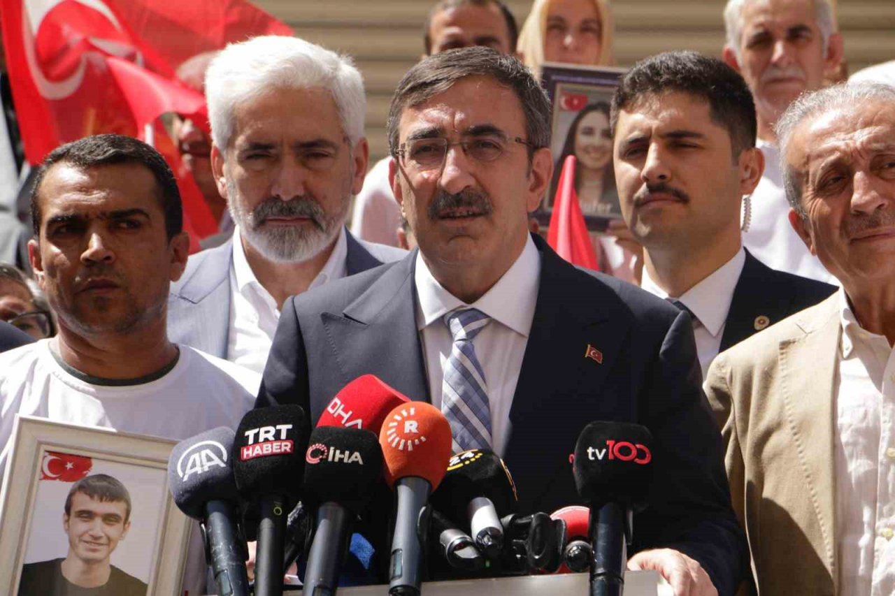 Cumhurbaşkanı Yardımcısı Cevdet Yılmaz, Diyarbakır anneleriyle bir araya geldi