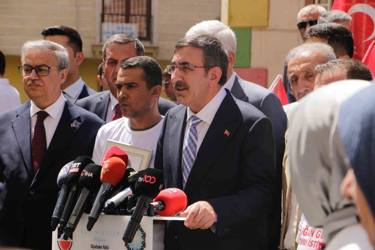 Cumhurbaşkanı Yardımcısı Cevdet Yılmaz, Diyarbakır anneleriyle bir araya geldi