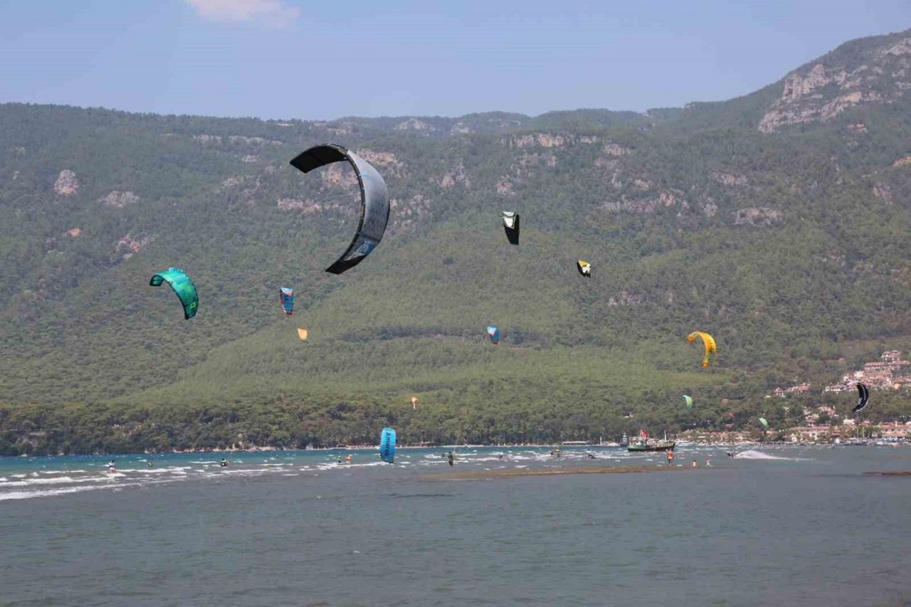 Gökova Körfezi’ni kitesurfçüler renklendiriyor