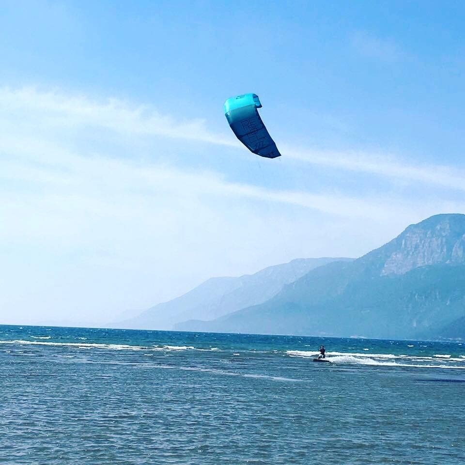 Gökova Körfezi’ni kitesurfçüler renklendiriyor