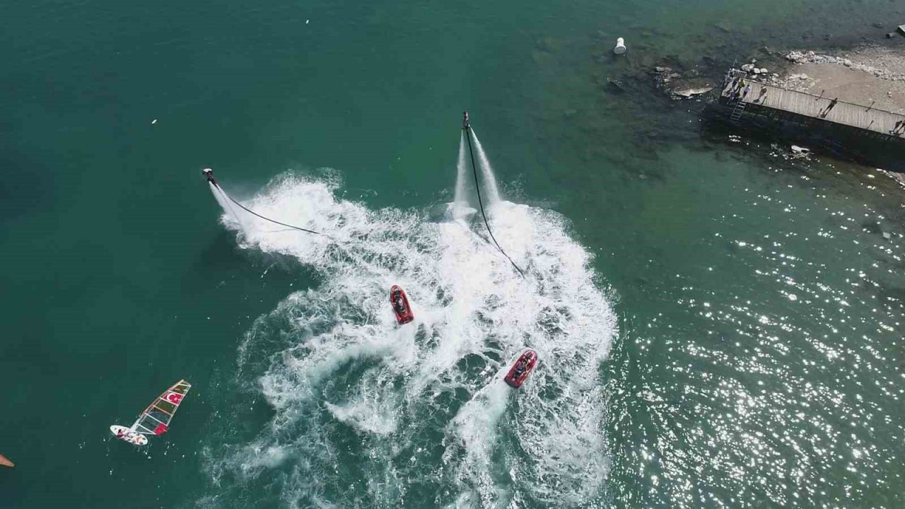 Van Gölü’nde renkli görüntüler: flyboard ile parasailing nefes kesti