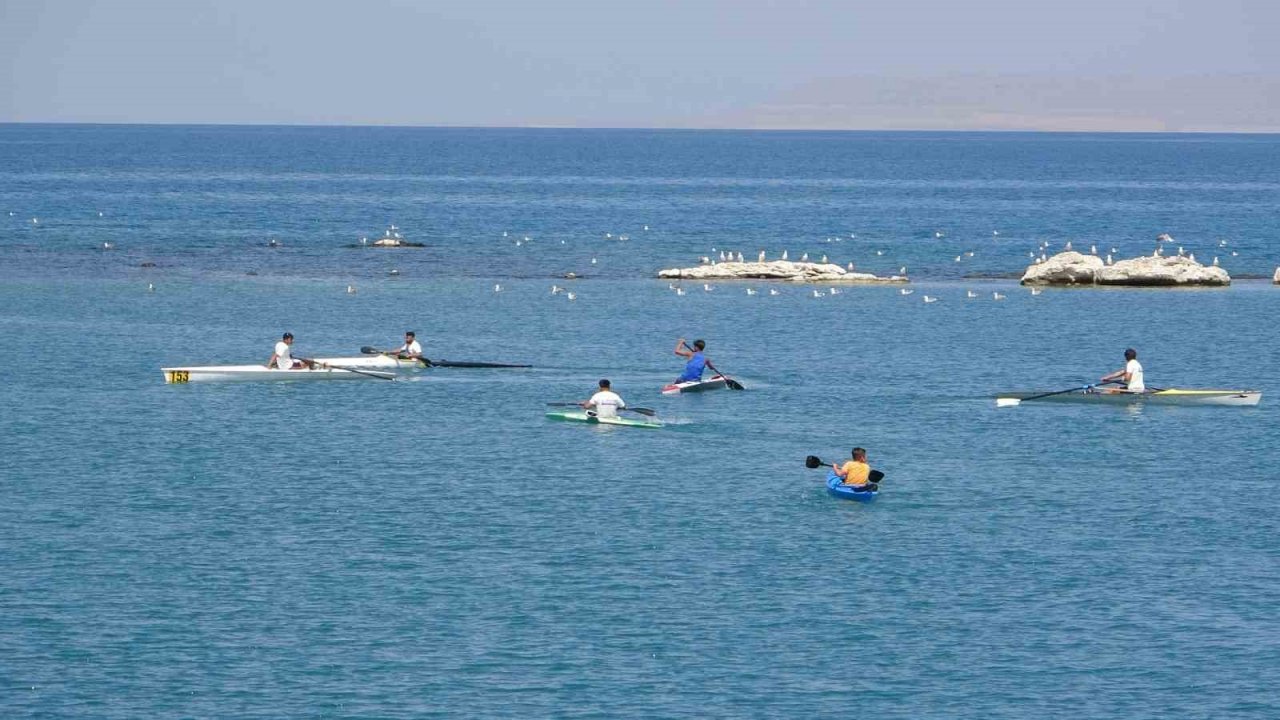 Van Gölü’nde renkli görüntüler: flyboard ile parasailing nefes kesti