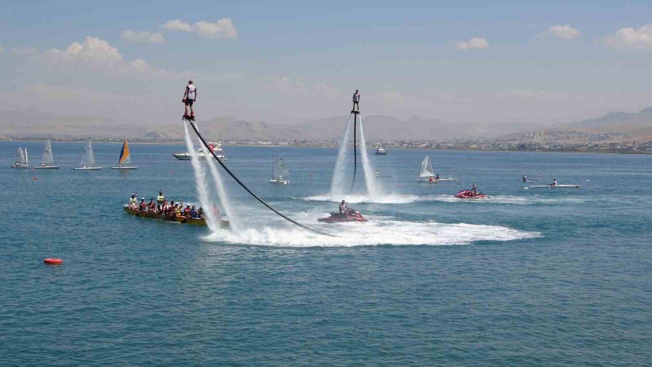 Van Gölü’nde renkli görüntüler: flyboard ile parasailing nefes kesti