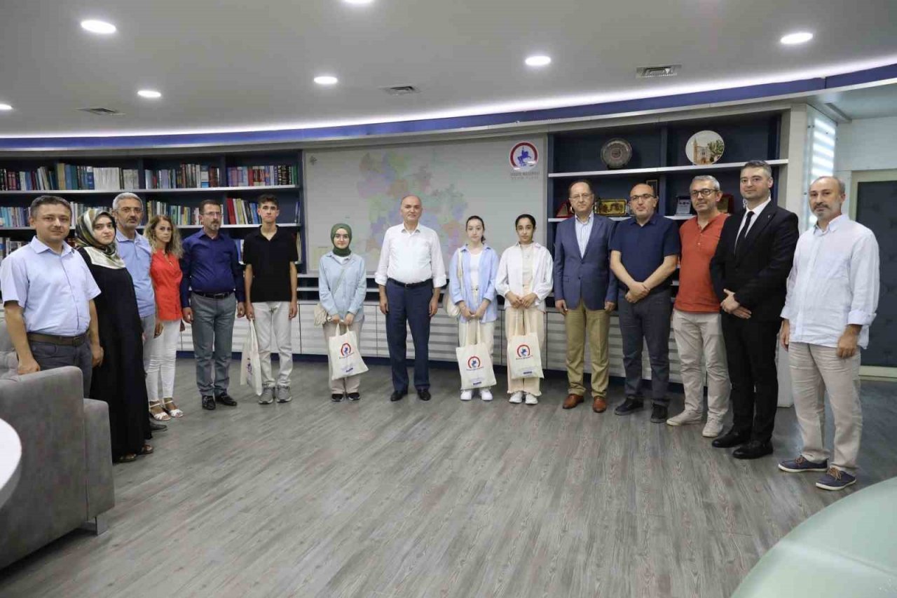 Başkan Özlü şampiyonları ödüllendirdi