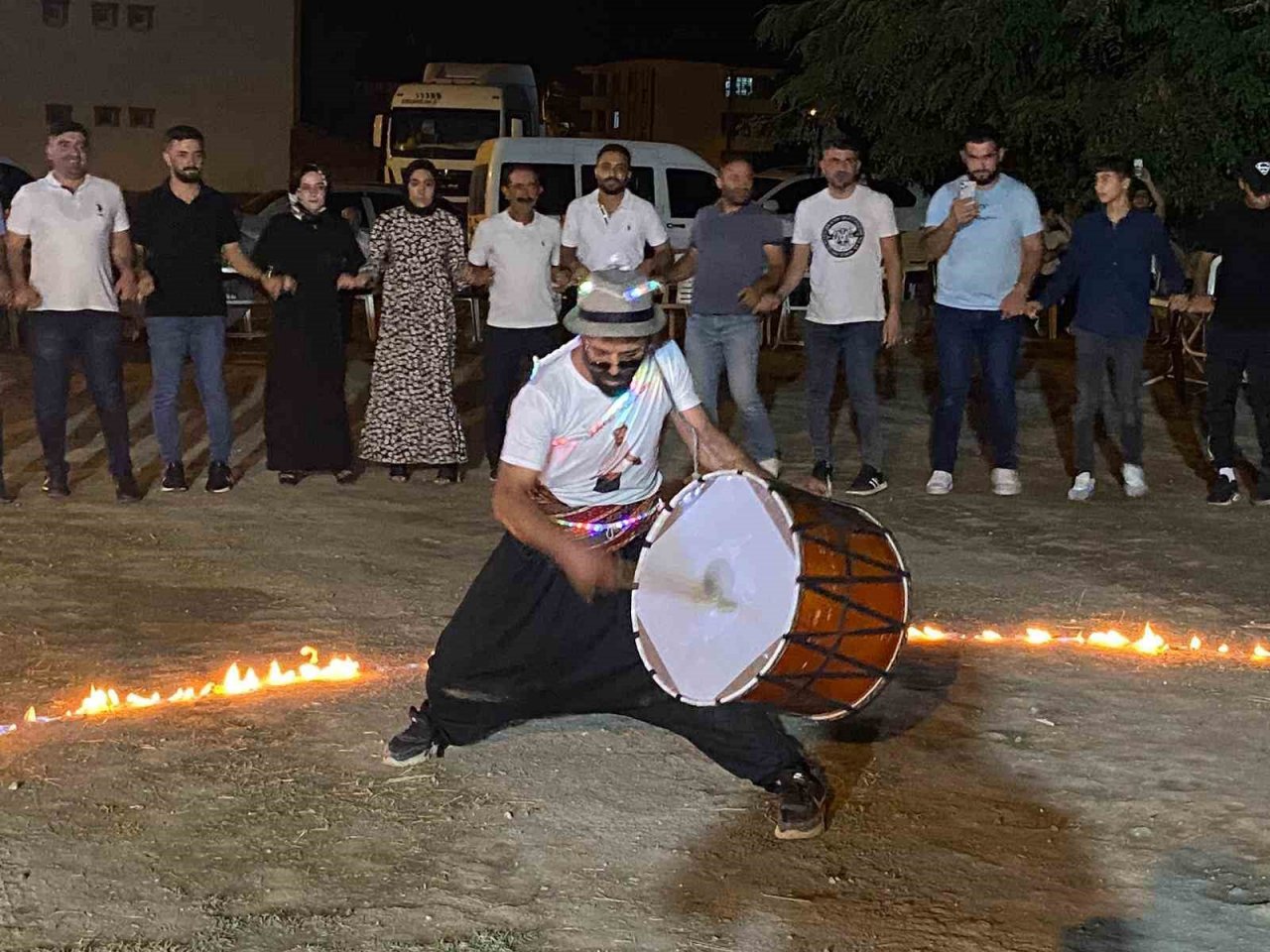 Elazığlı davulcunun ağzında tuttuğu meşale ve ateş çemberindeki yaptığı şov hayran bıraktı