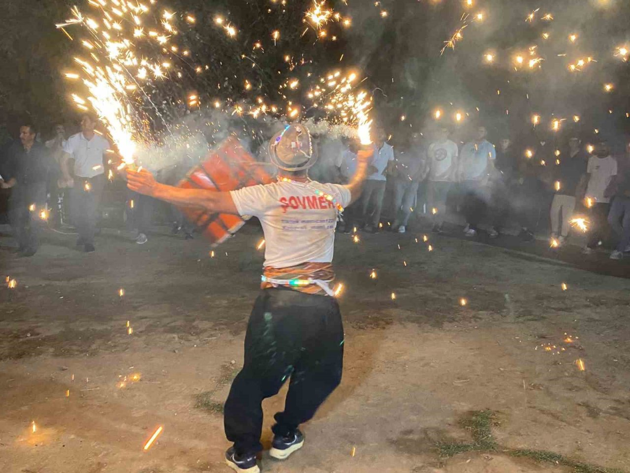 Elazığlı davulcunun ağzında tuttuğu meşale ve ateş çemberindeki yaptığı şov hayran bıraktı