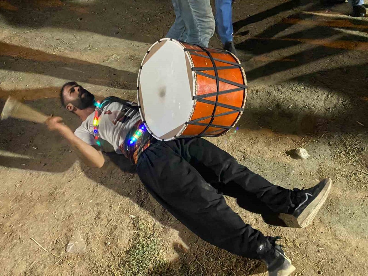 Elazığlı davulcunun ağzında tuttuğu meşale ve ateş çemberindeki yaptığı şov hayran bıraktı