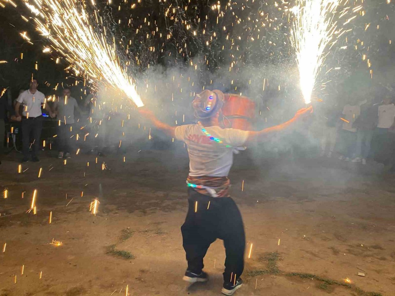 Elazığlı davulcunun ağzında tuttuğu meşale ve ateş çemberindeki yaptığı şov hayran bıraktı
