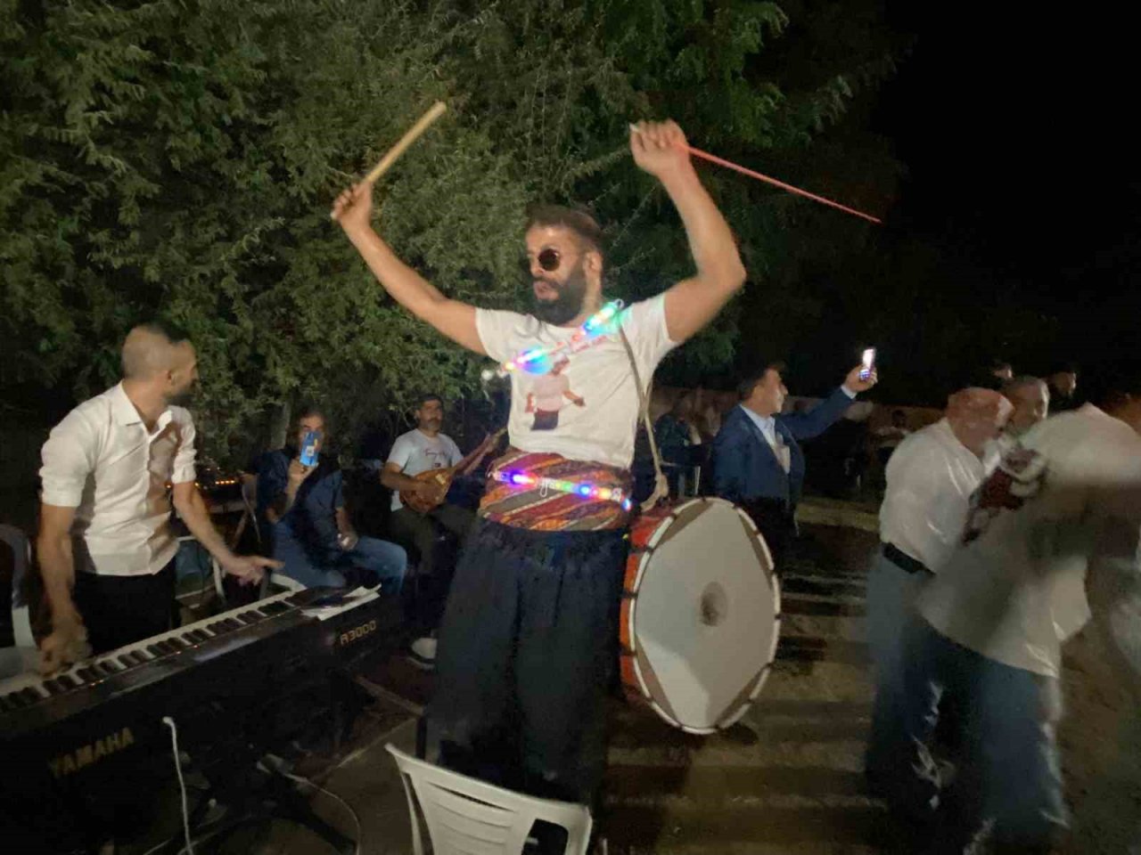 Elazığlı davulcunun ağzında tuttuğu meşale ve ateş çemberindeki yaptığı şov hayran bıraktı