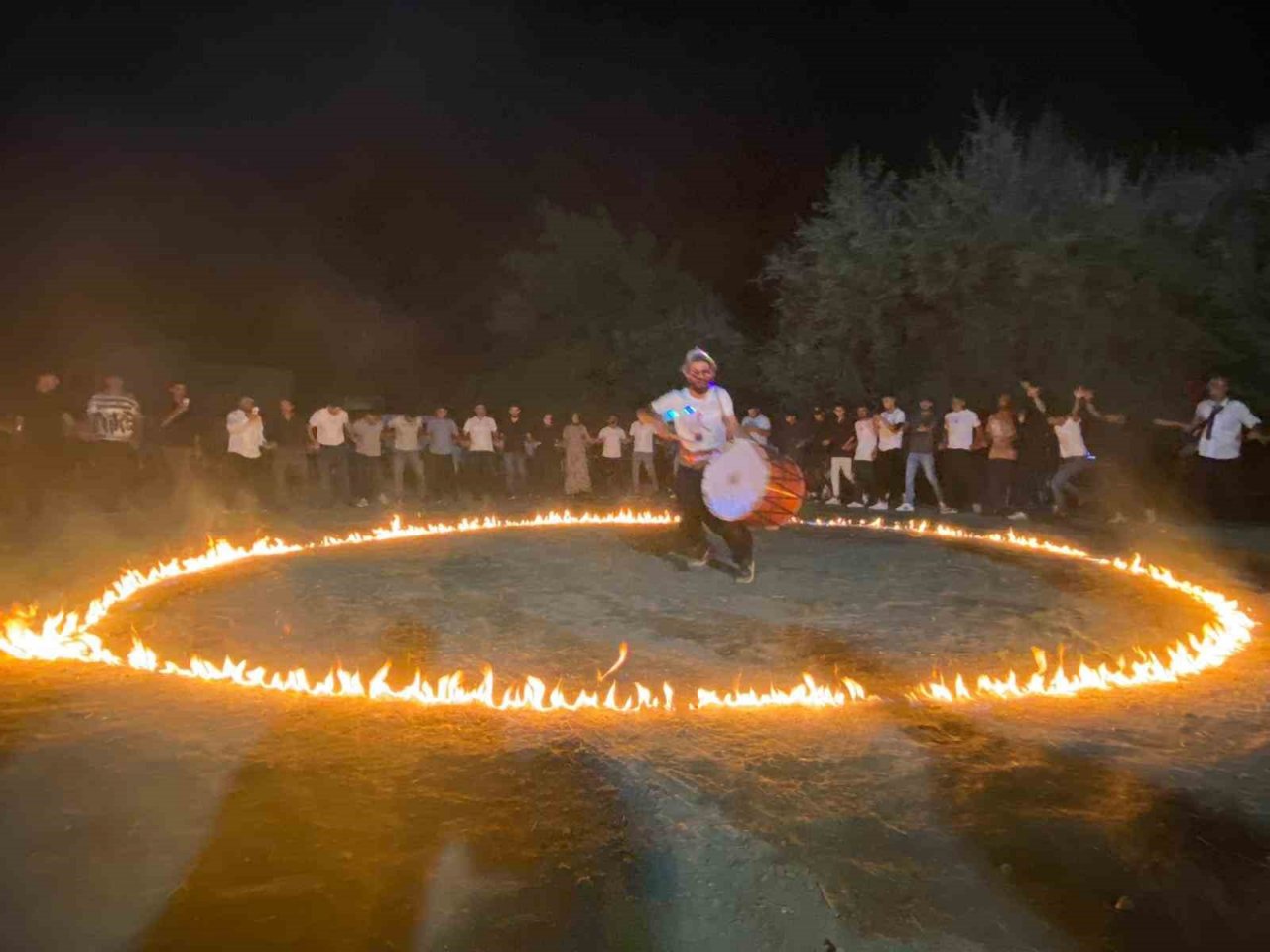 Elazığlı davulcunun ağzında tuttuğu meşale ve ateş çemberindeki yaptığı şov hayran bıraktı