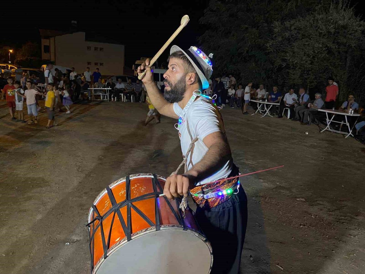 Elazığlı davulcunun ağzında tuttuğu meşale ve ateş çemberindeki yaptığı şov hayran bıraktı