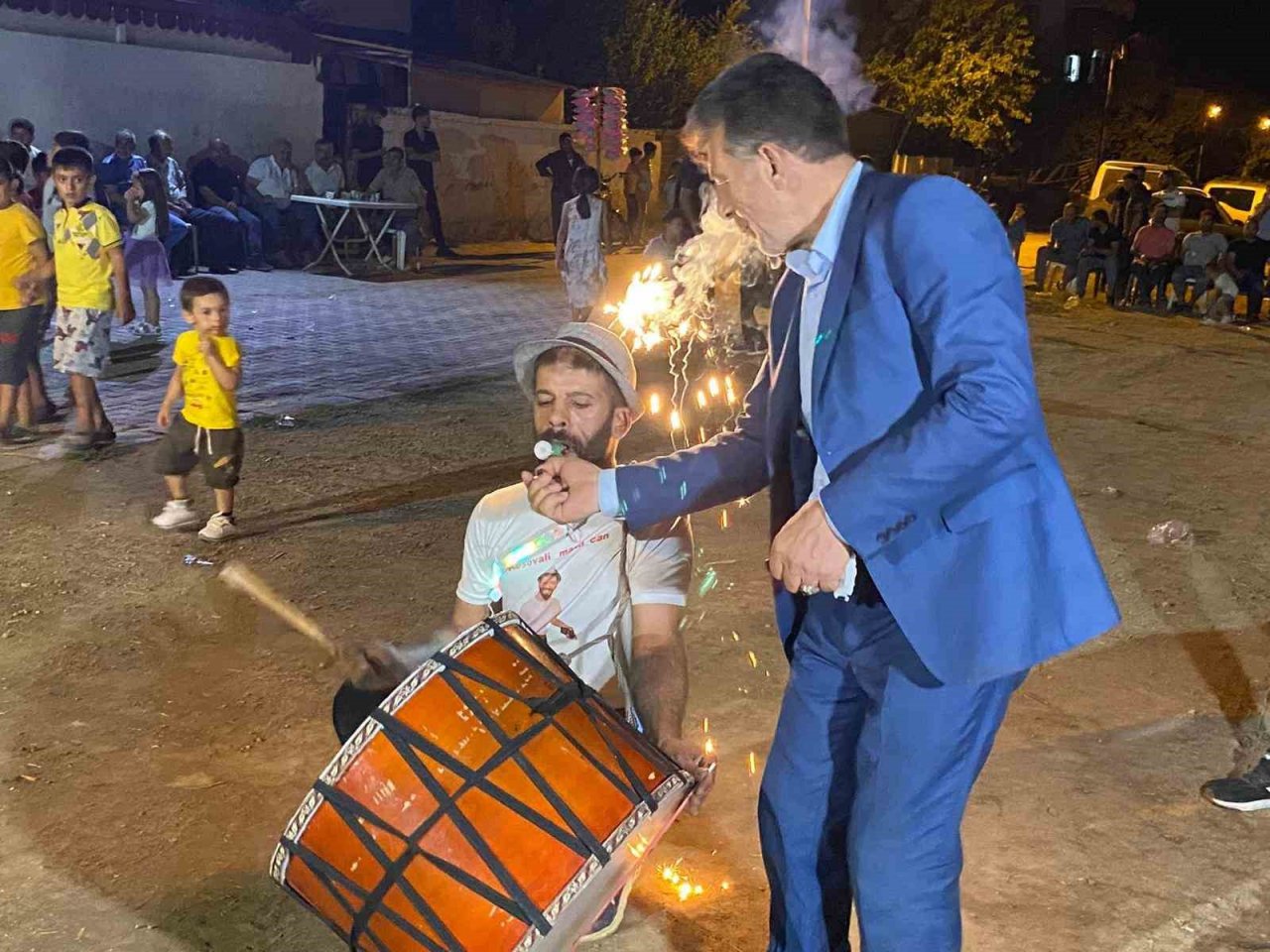 Elazığlı davulcunun ağzında tuttuğu meşale ve ateş çemberindeki yaptığı şov hayran bıraktı