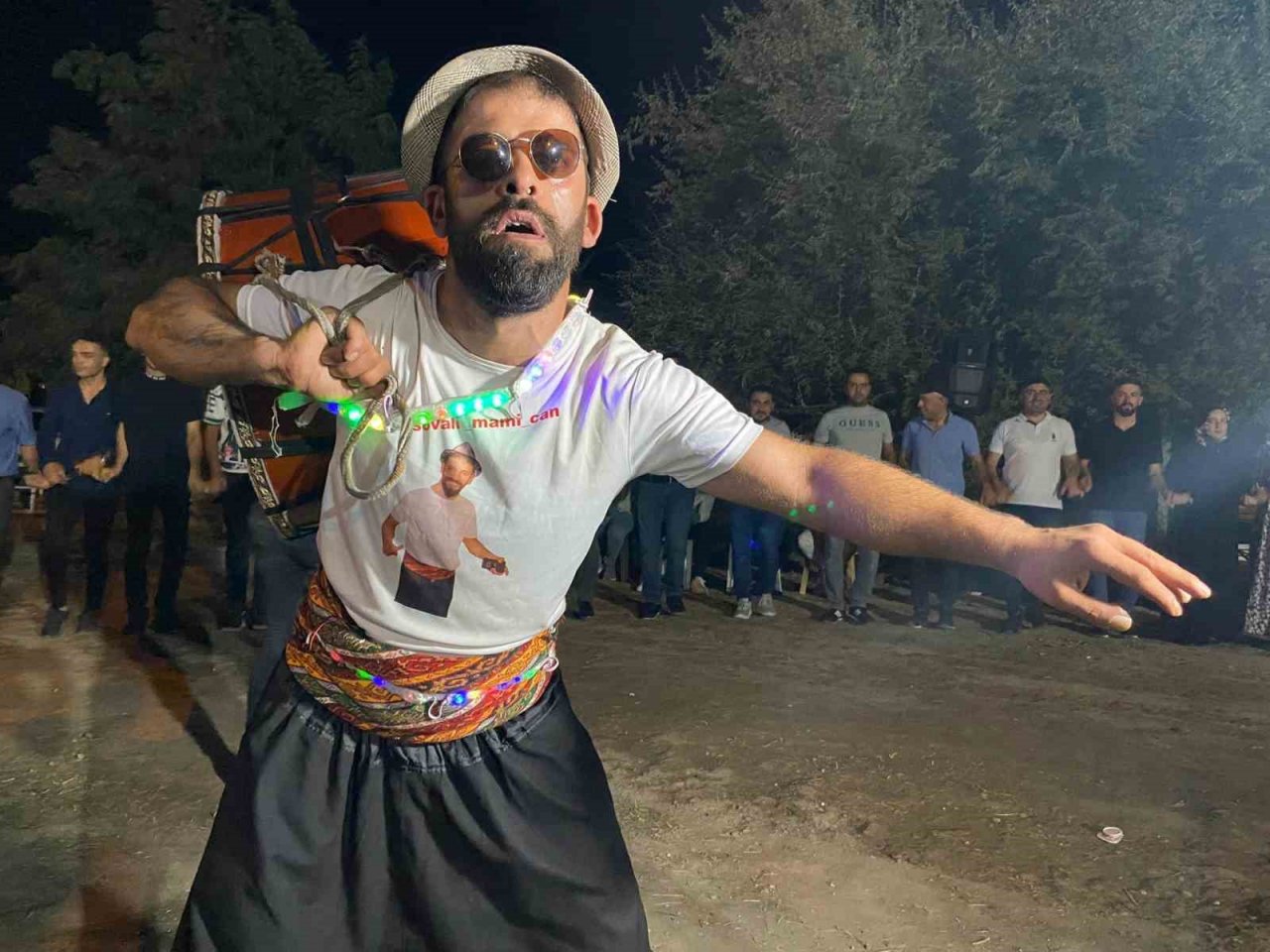 Elazığlı davulcunun ağzında tuttuğu meşale ve ateş çemberindeki yaptığı şov hayran bıraktı