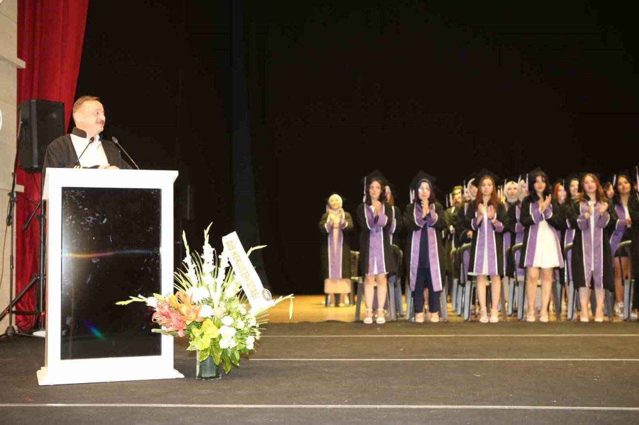 ERÜ Diş Hekimliği Fakültesi yeni mezunlarını verdi