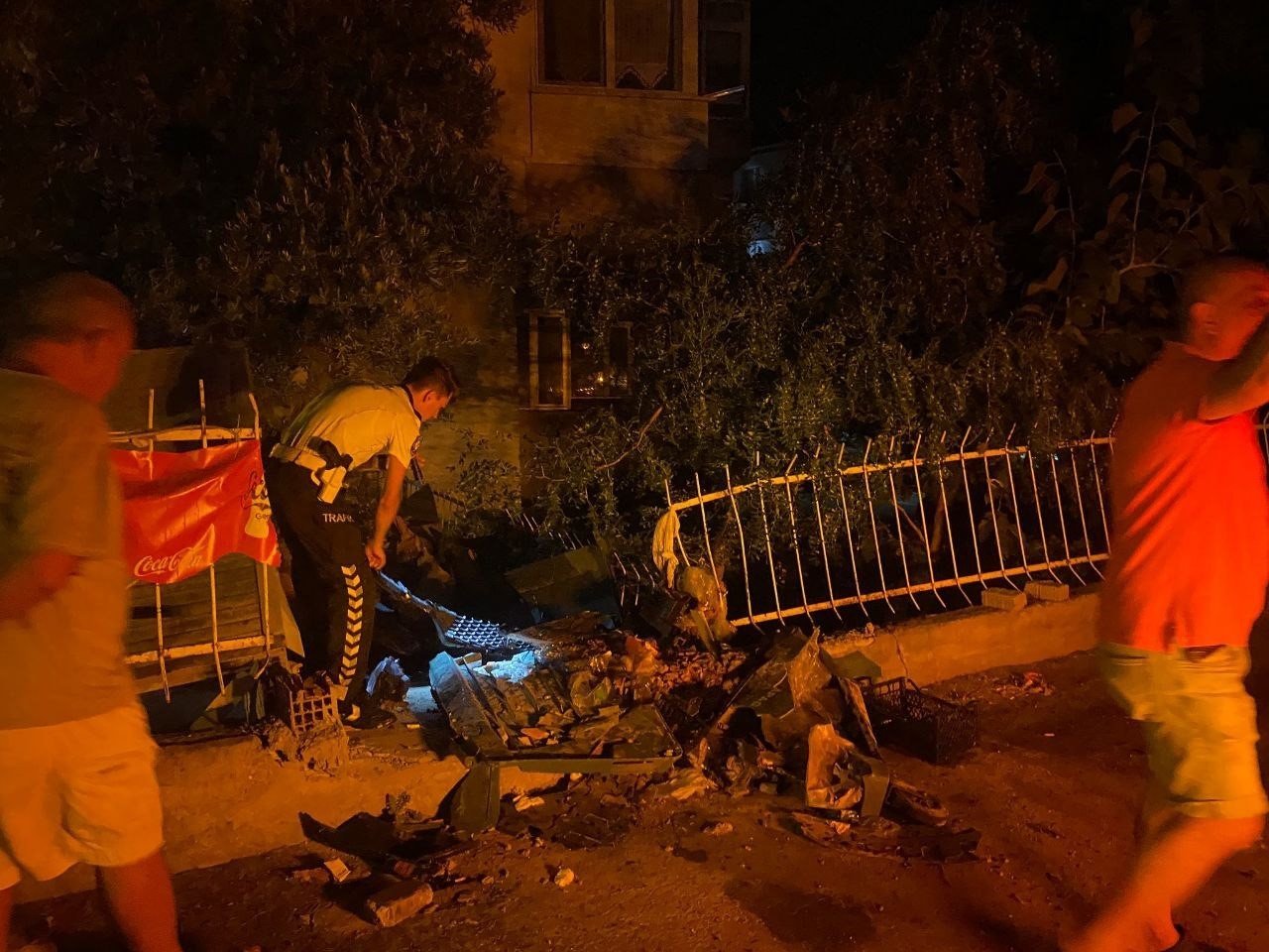 Erdek’te otomobil sitenin duvarını yıkarak asılı kaldı