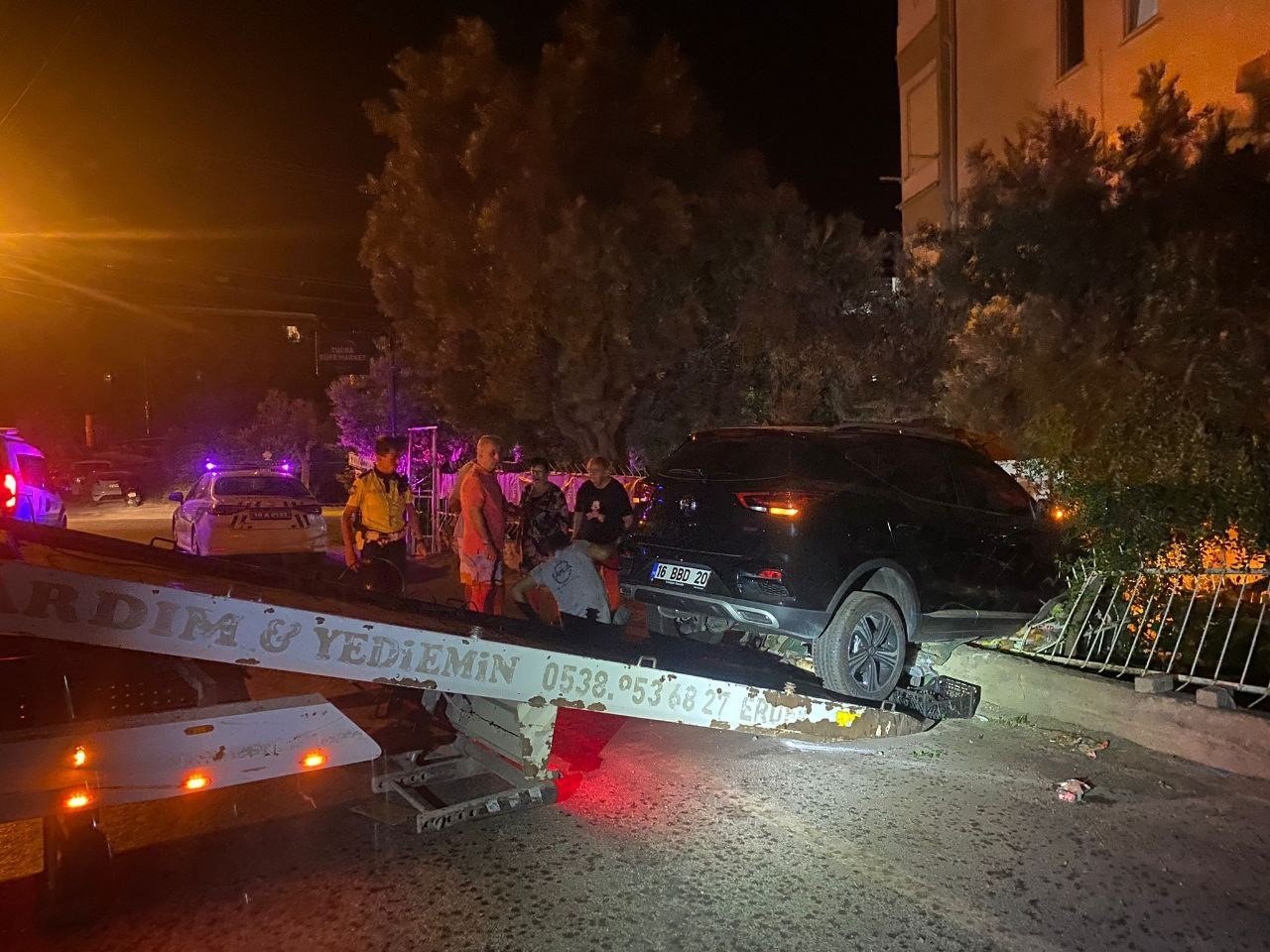 Erdek’te otomobil sitenin duvarını yıkarak asılı kaldı