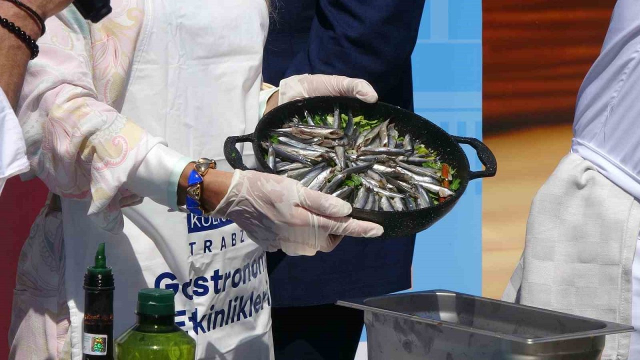 Bakan Ersoy tarçınlı hamsi plakinin tadına baktı