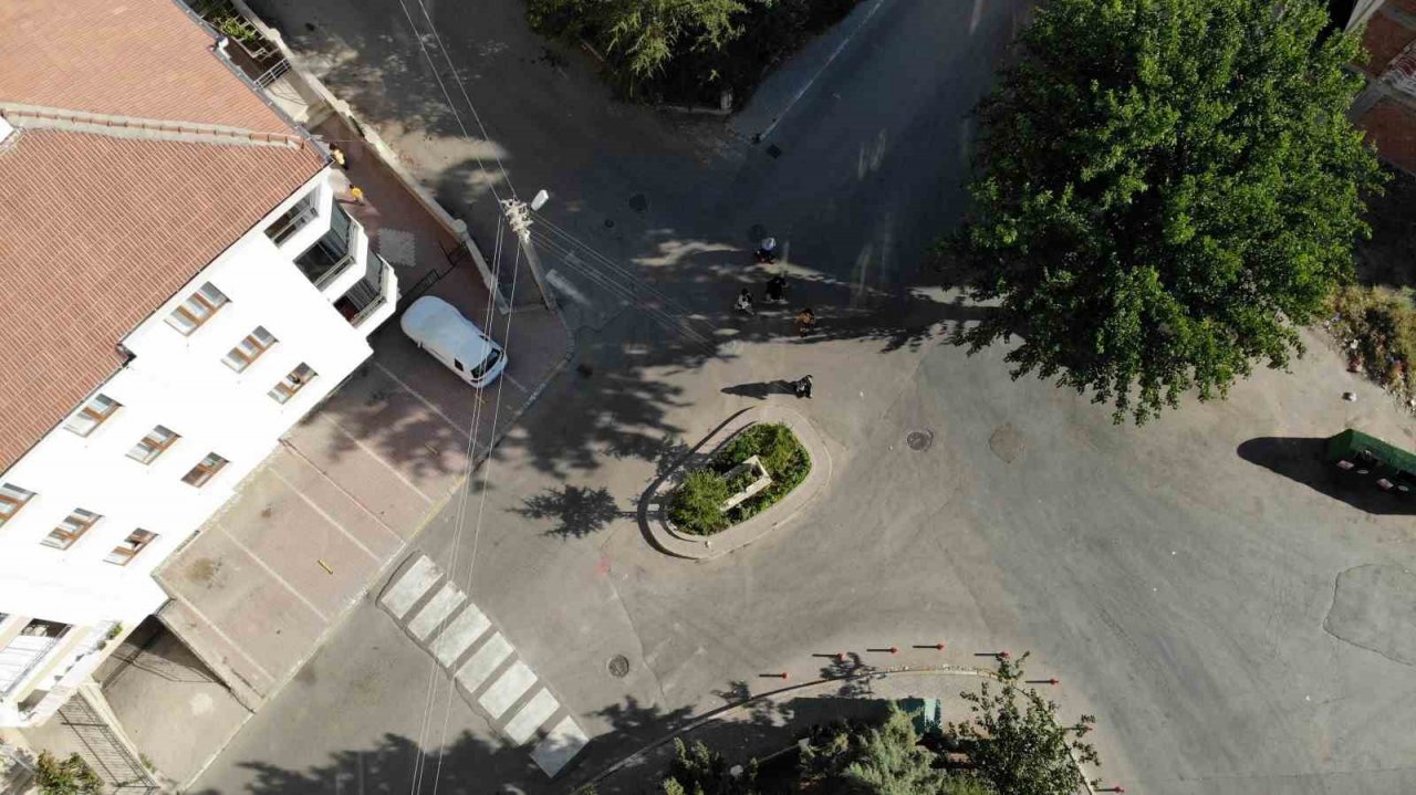 Beş yolun ortasındaki mezar birçok rivayetle anılıyor