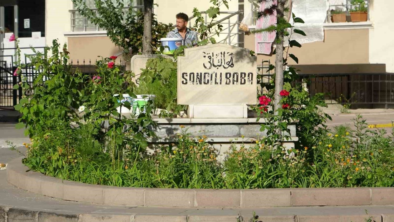 Beş yolun ortasındaki mezar birçok rivayetle anılıyor