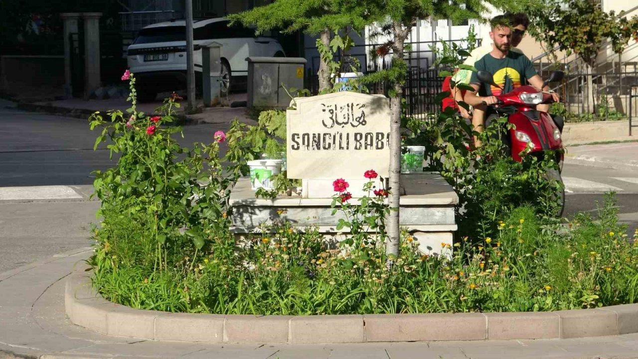 Beş yolun ortasındaki mezar birçok rivayetle anılıyor