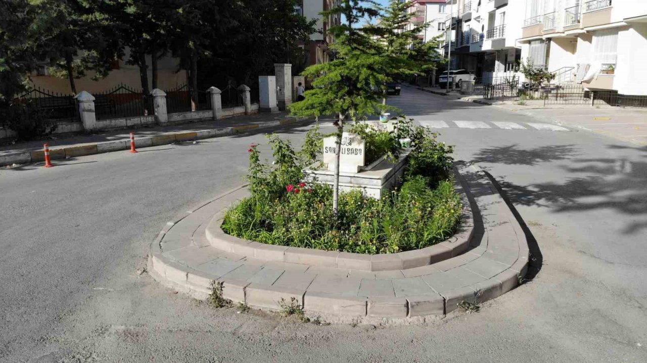 Beş yolun ortasındaki mezar birçok rivayetle anılıyor