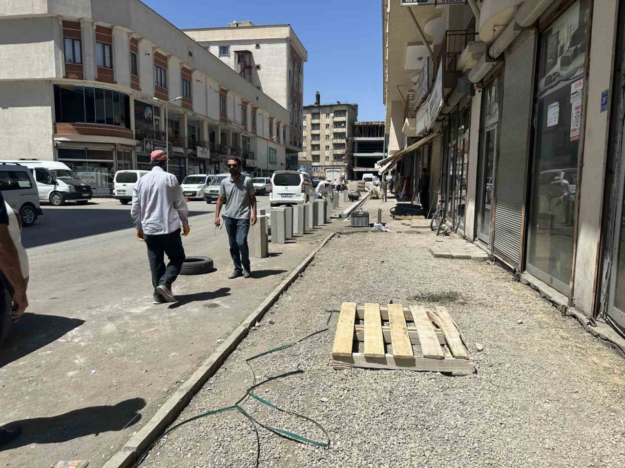 Yüksekova’da kaldırım yapım çalışmaları sürüyor