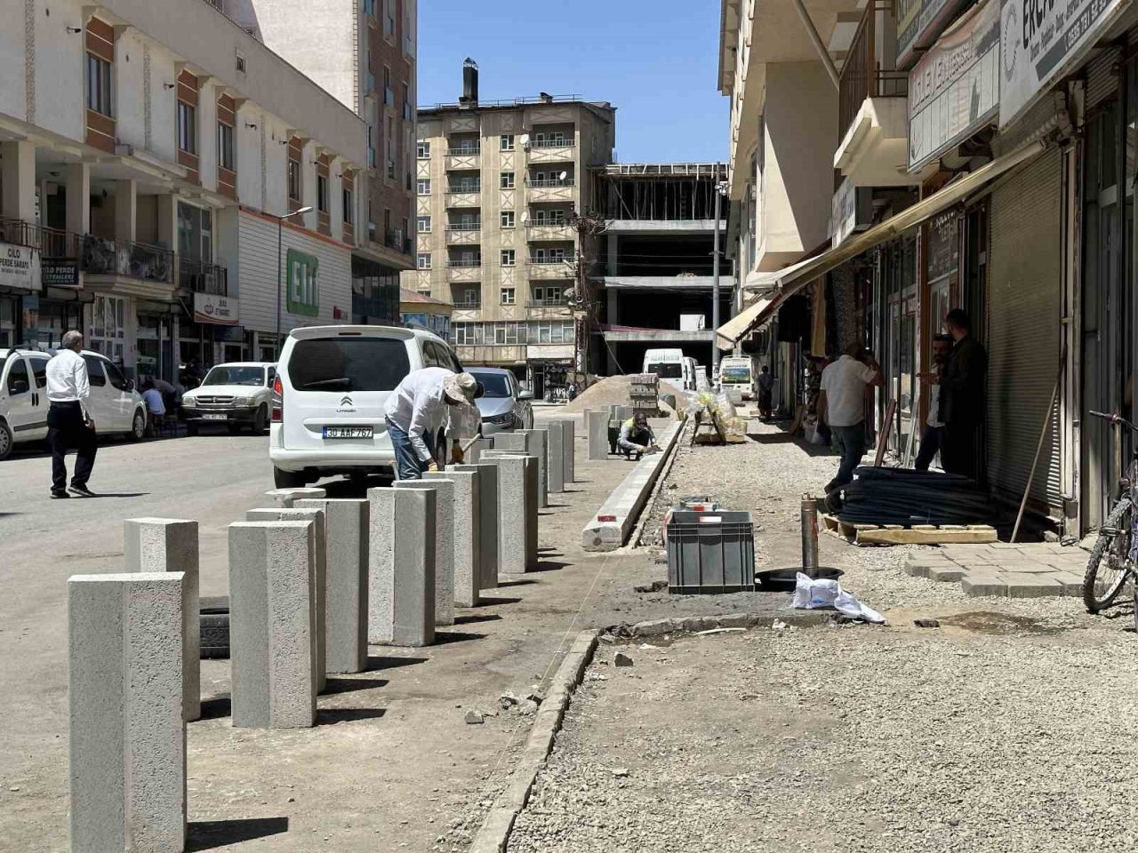 Yüksekova’da kaldırım yapım çalışmaları sürüyor