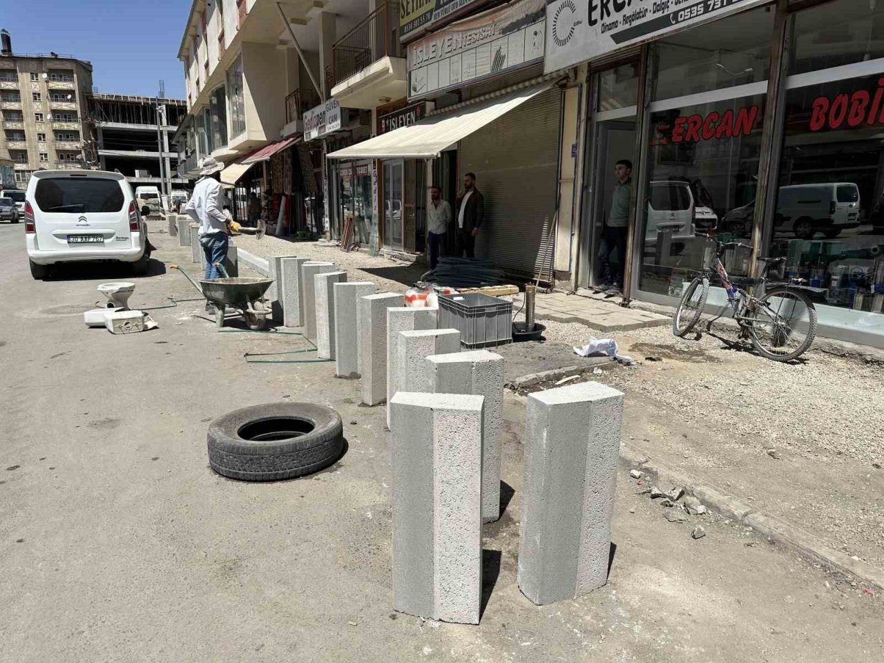 Yüksekova’da kaldırım yapım çalışmaları sürüyor