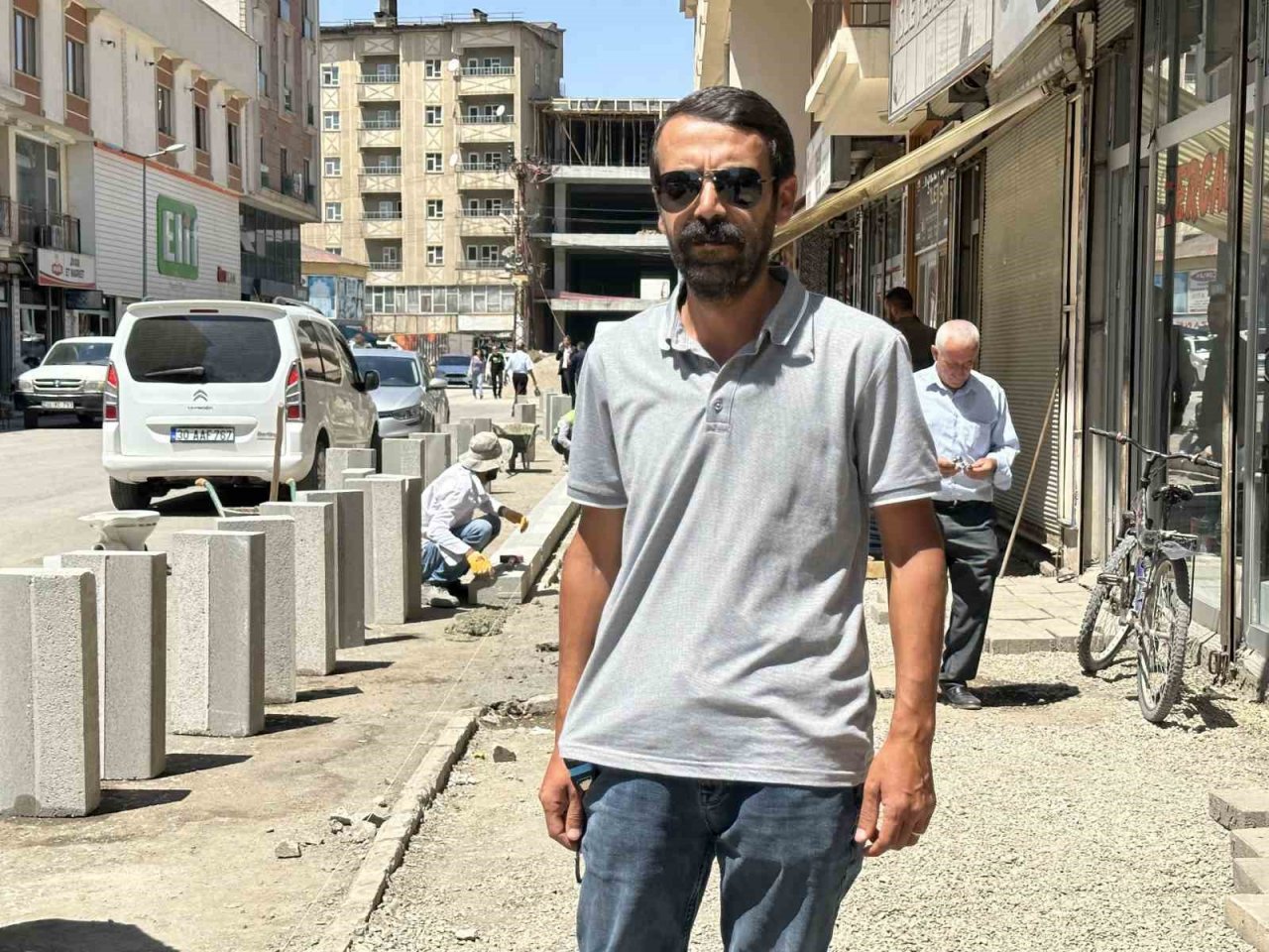 Yüksekova’da kaldırım yapım çalışmaları sürüyor