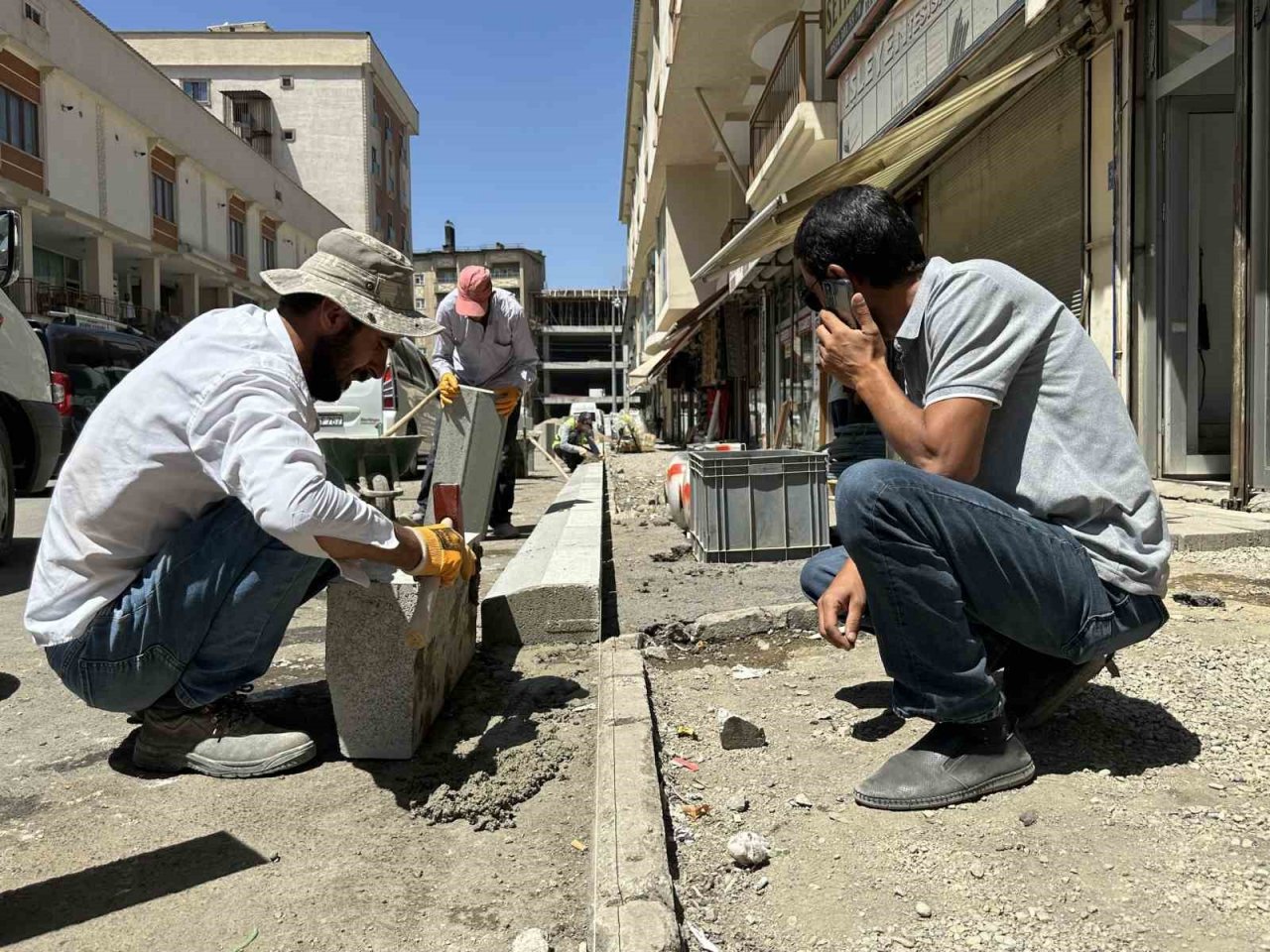 Yüksekova’da kaldırım yapım çalışmaları sürüyor