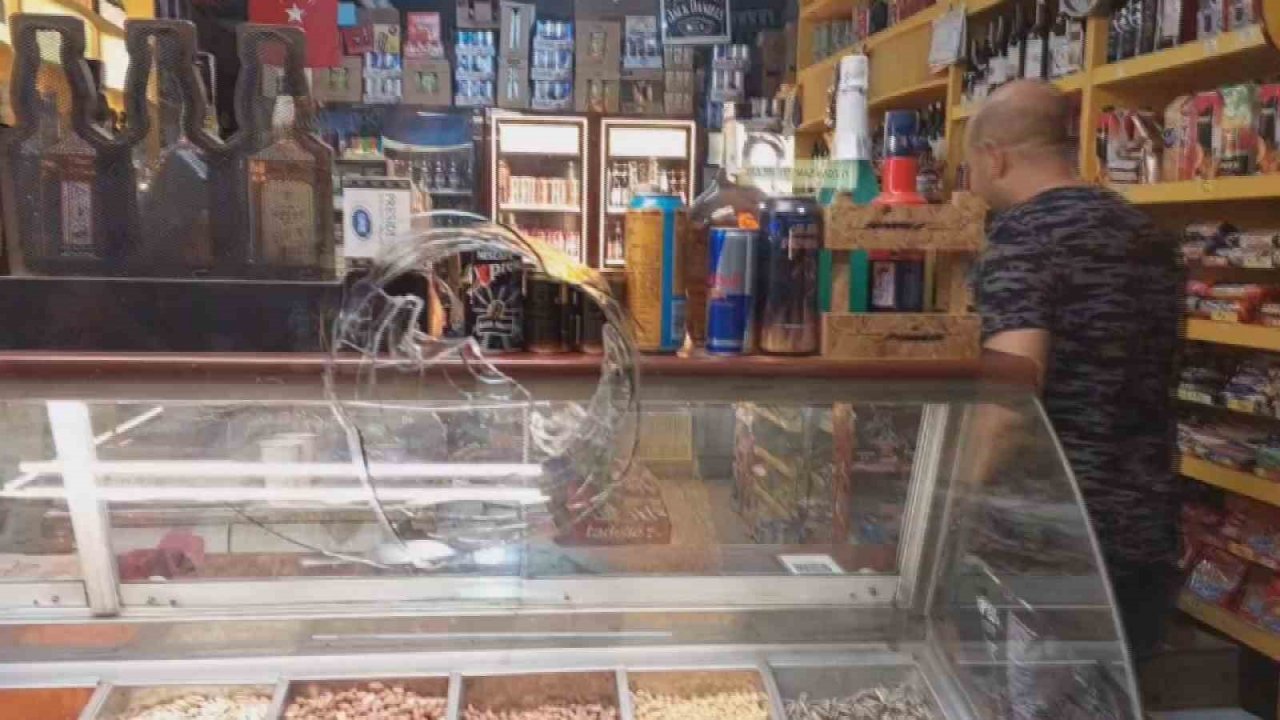 Kıraathanede husumetlilerine kurşun yağdırdı: 3 yaralı