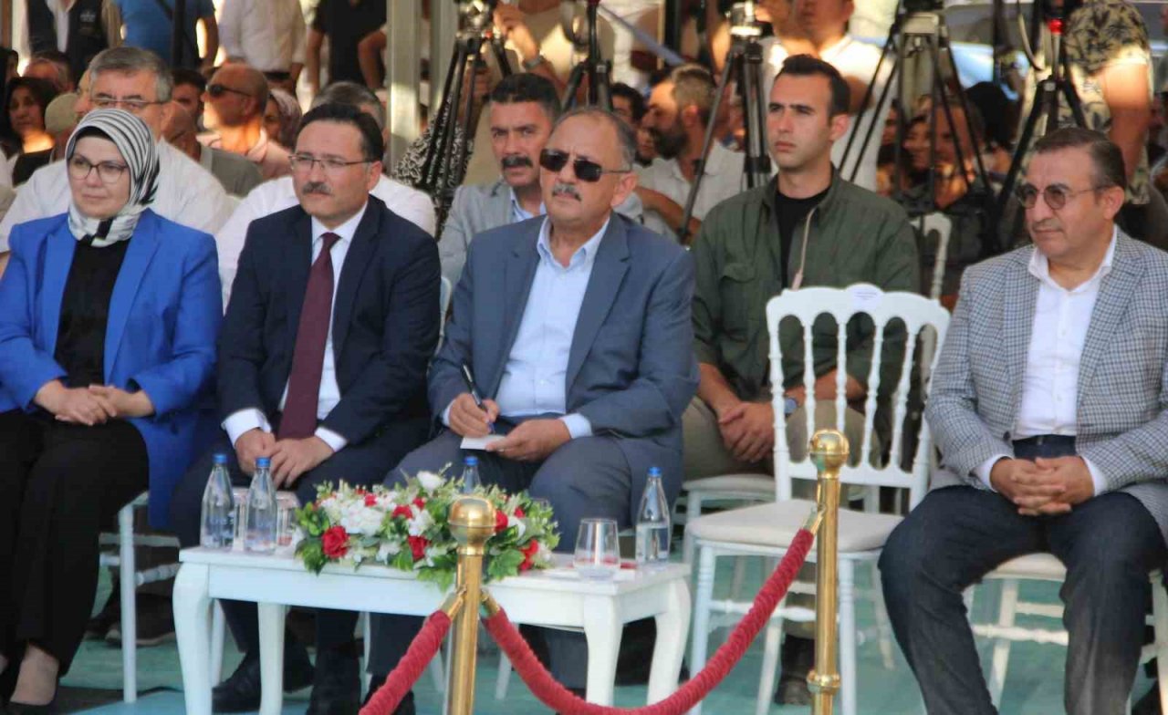 Bakan Özhaseki: "1 ve 2. derecede deprem bölgesinde bulunan bölgelerimizin oranı yüzde 66, yaşayan insan nüfusu ise yüzde 71"