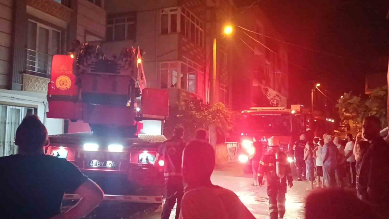 6 katlı binanın çatısında çıkan yangın söndürüldü